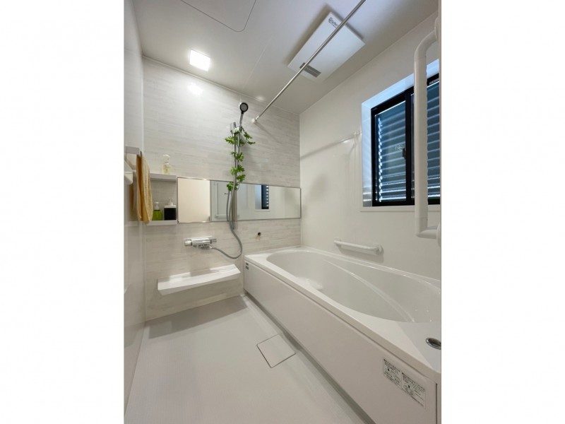 2号地　清潔感ある浴室は半身浴も可能な浴槽です！